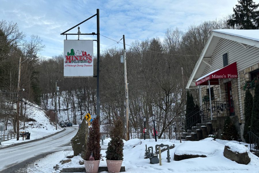 Snowy storefront of Mineo's pizza